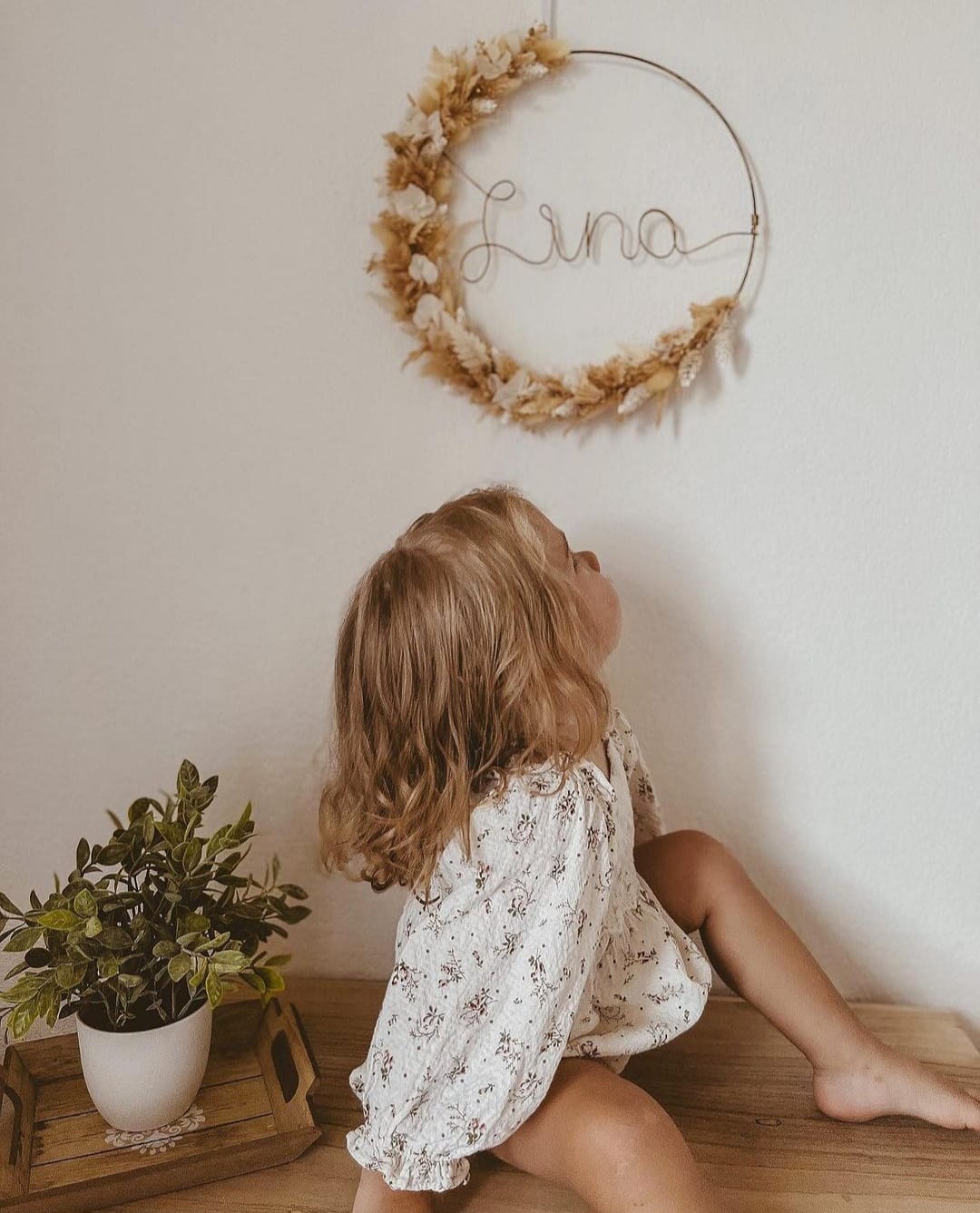 Une petite fille qui regarde une couronne 